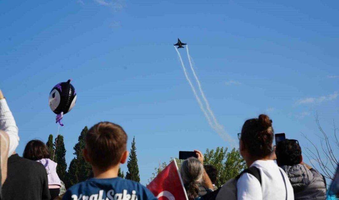 SOLOTÜRK’ten Pamukkale semalarında Cumhuriyet coşkusu Türk Hava Kuvvetlerinin akrobasi timi SOLOTÜRK, 29 Ekim Cumhuriyet Bayramı