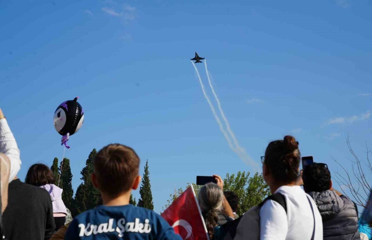 SOLOTÜRK’ten Pamukkale semalarında Cumhuriyet coşkusu SOLOTÜRK’ten Pamukkale semalarında Cumhuriyet coşkusu