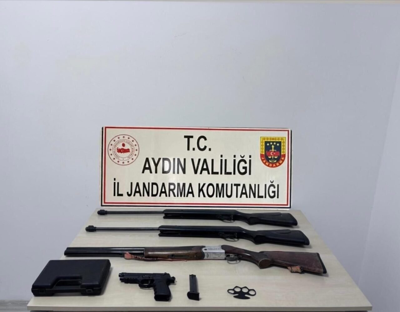 Sosyal medyadan silah fotoğrafı paylaşınca yakalandı Sosyal medyadan silah fotoğrafı paylaşınca yakalandı