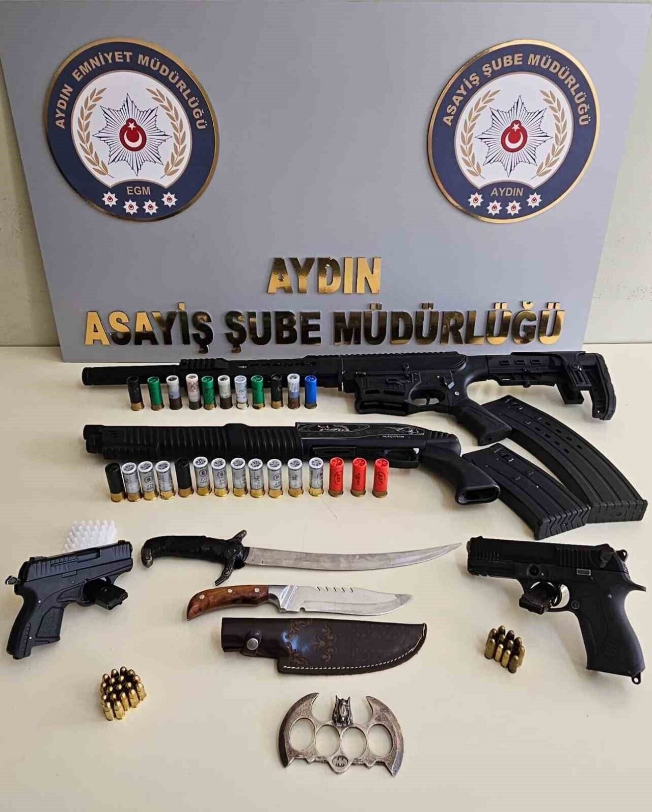 Sosyal medyadan silah paylaşan 6 şüpheli yakalandı Sosyal medyadan silah paylaşan 6 şüpheli yakalandı