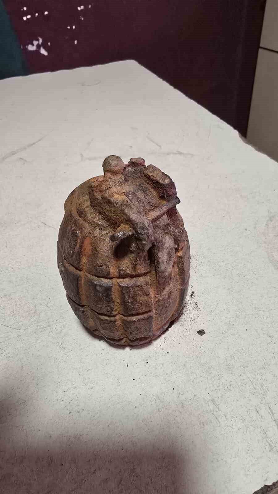 Tarlada el bombası bulundu Tarlada el bombası bulundu