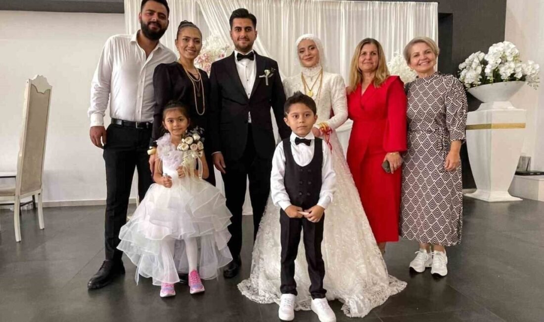 Tek torununa düğünde takı olarak ev, araba ve tarla hediye etti Antalya’nın Alanya ilçesinde dünyaevine giren genç çifte damadın babaannesi tarafından
