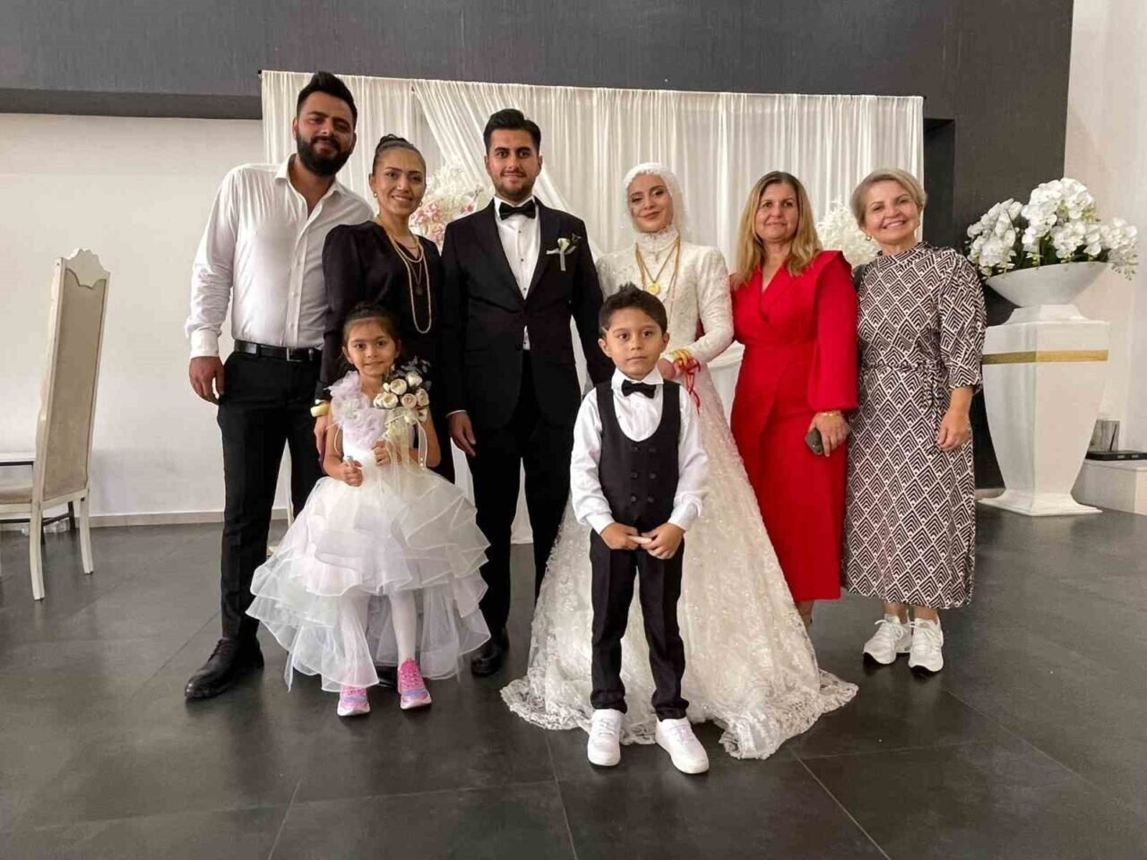 Tek torununa düğünde takı olarak ev, araba ve tarla hediye etti Tek torununa düğünde takı olarak ev, araba ve tarla hediye etti