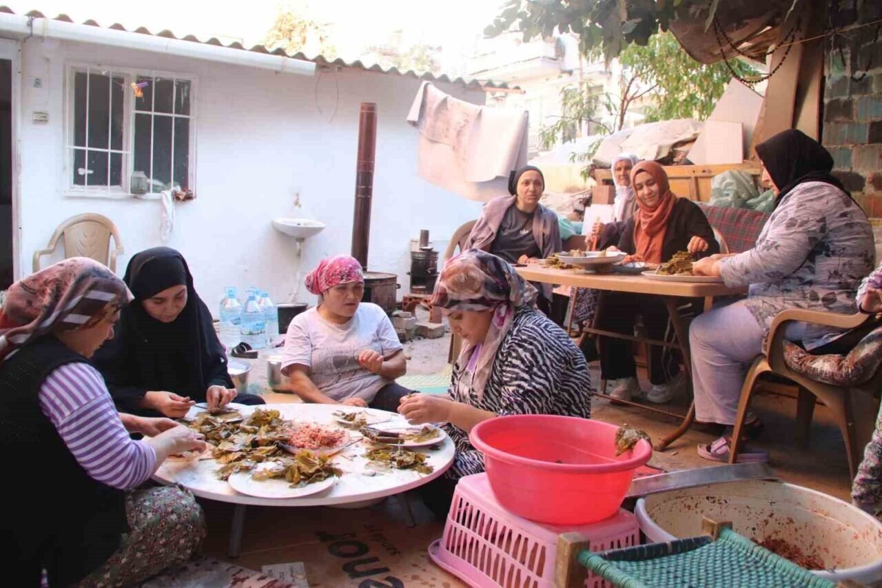 Turgutlulu kadınlar Gazze’ye destek için sarma sarıyor Turgutlulu kadınlar Gazze’ye destek için sarma sarıyor