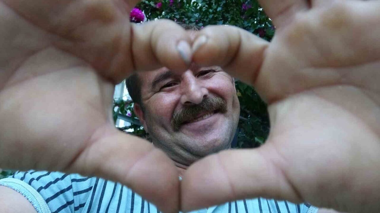 Uçağa valizleri yüklerken sempatik tavırlarıyla meşhur oldu, o anlar milyonlarca kez izlendi