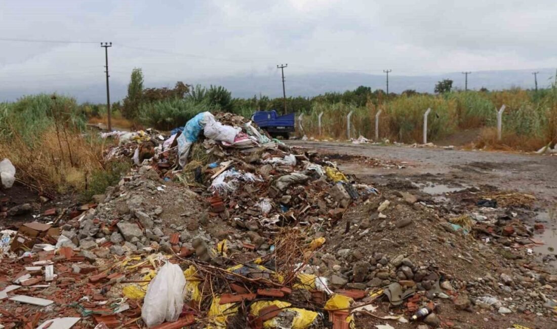 Aydın Efeler ilçesine bağlı Umurlu’da kamyon ve traktörlerle gelişigüzel dökülen