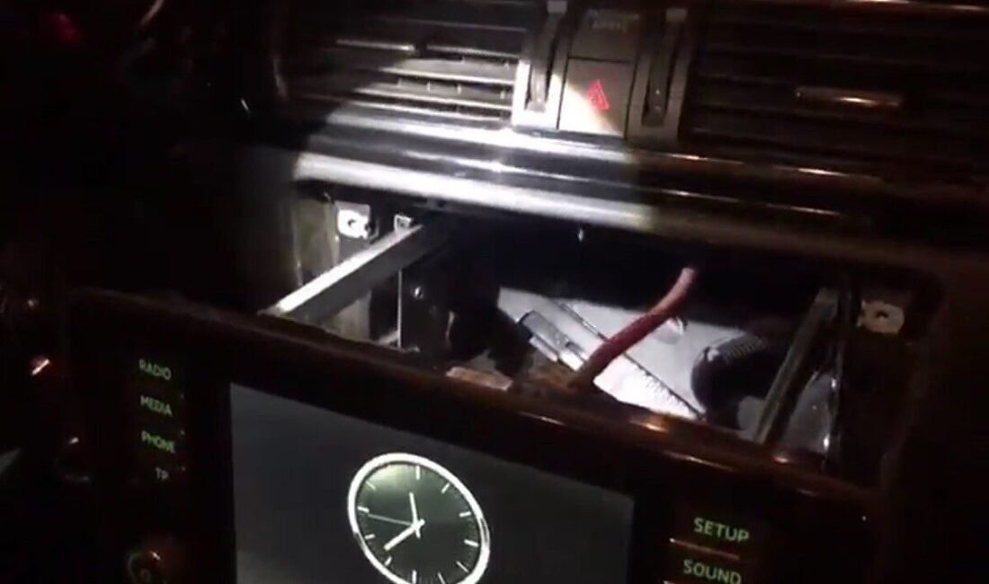 Uyuşturucuları otomobiline özel düzenekle zulalamış İzmir Narkotik polisleri, torbacılara uyuşturucu temin ettiği belirlenen zehir tacirinin