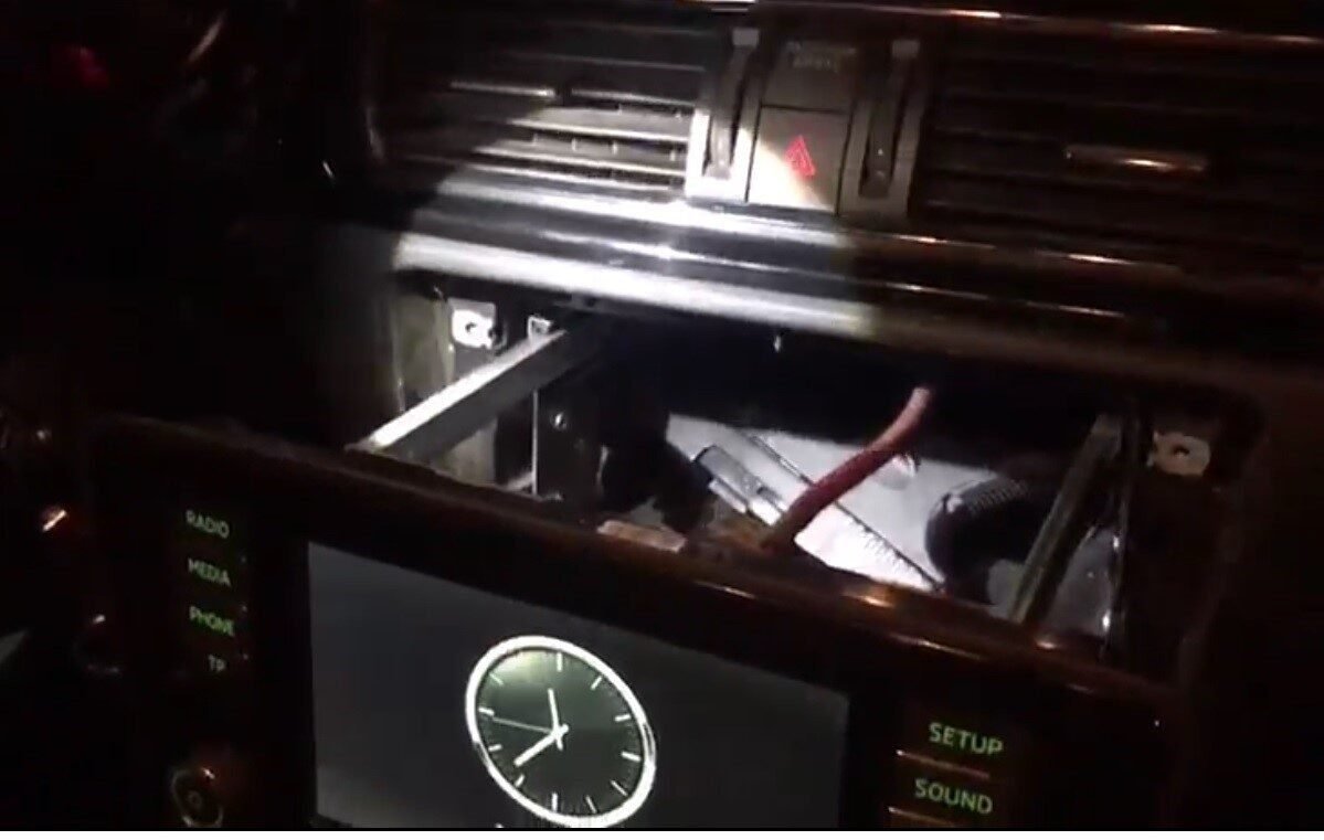 Uyuşturucuları otomobiline özel düzenekle zulalamış Uyuşturucuları otomobiline özel düzenekle zulalamış