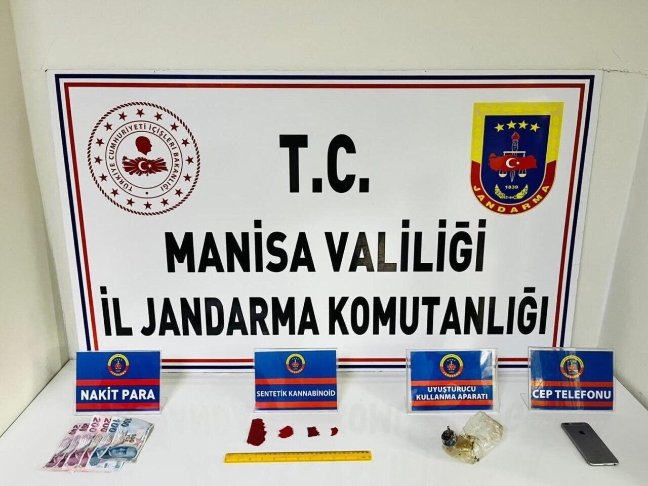 Üzüm bağına saklanan şüpheliden uyuşturucu çıktı Üzüm bağına saklanan şüpheliden uyuşturucu çıktı