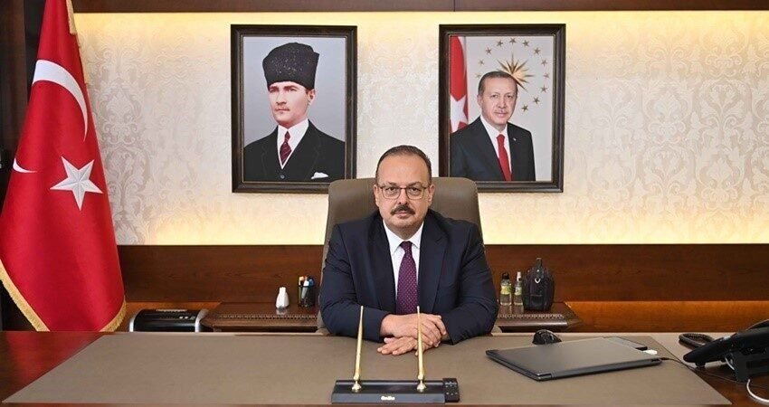 Vali Canbolat: “Cumhuriyetimizi gelecek nesillere taşımayı sürdürüyoruz Cumhuriyetin 102. yılını kutlayan Aydın Valisi Yakup Canbolat, “Cumhuriyetimizi aynı