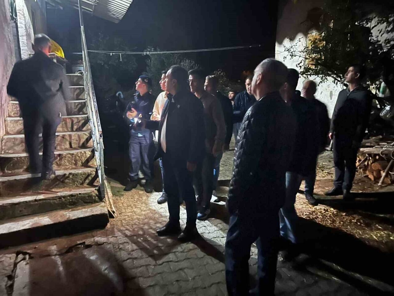 Vali Özkan, deprem sonrası Gördes’te incelemelerde bulundu Vali Özkan, deprem sonrası Gördes’te incelemelerde bulundu