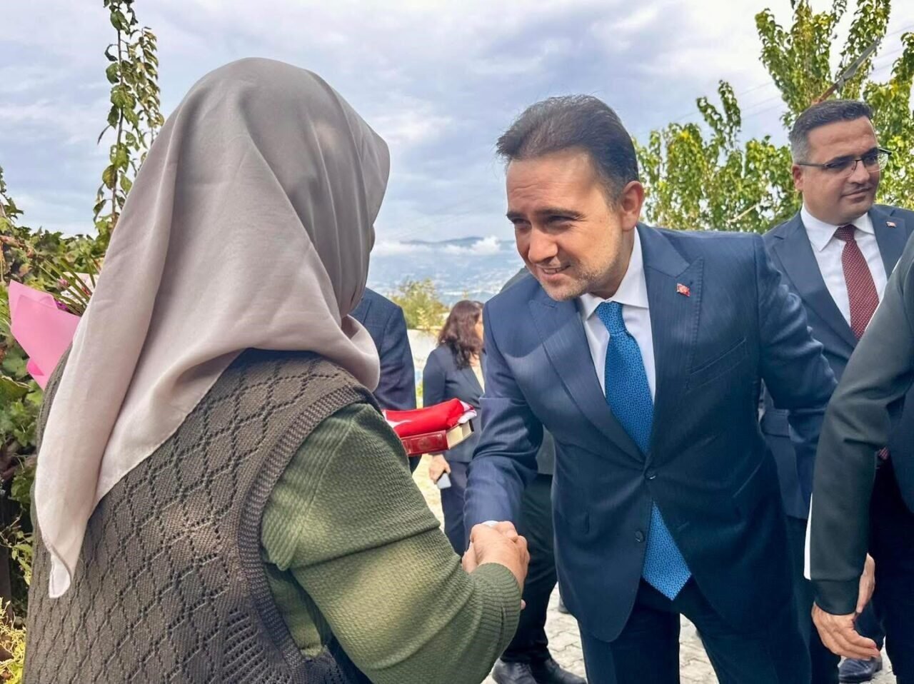 Vali Özkan ve beraberindekilerden şehit ailesine anlamlı ziyaret