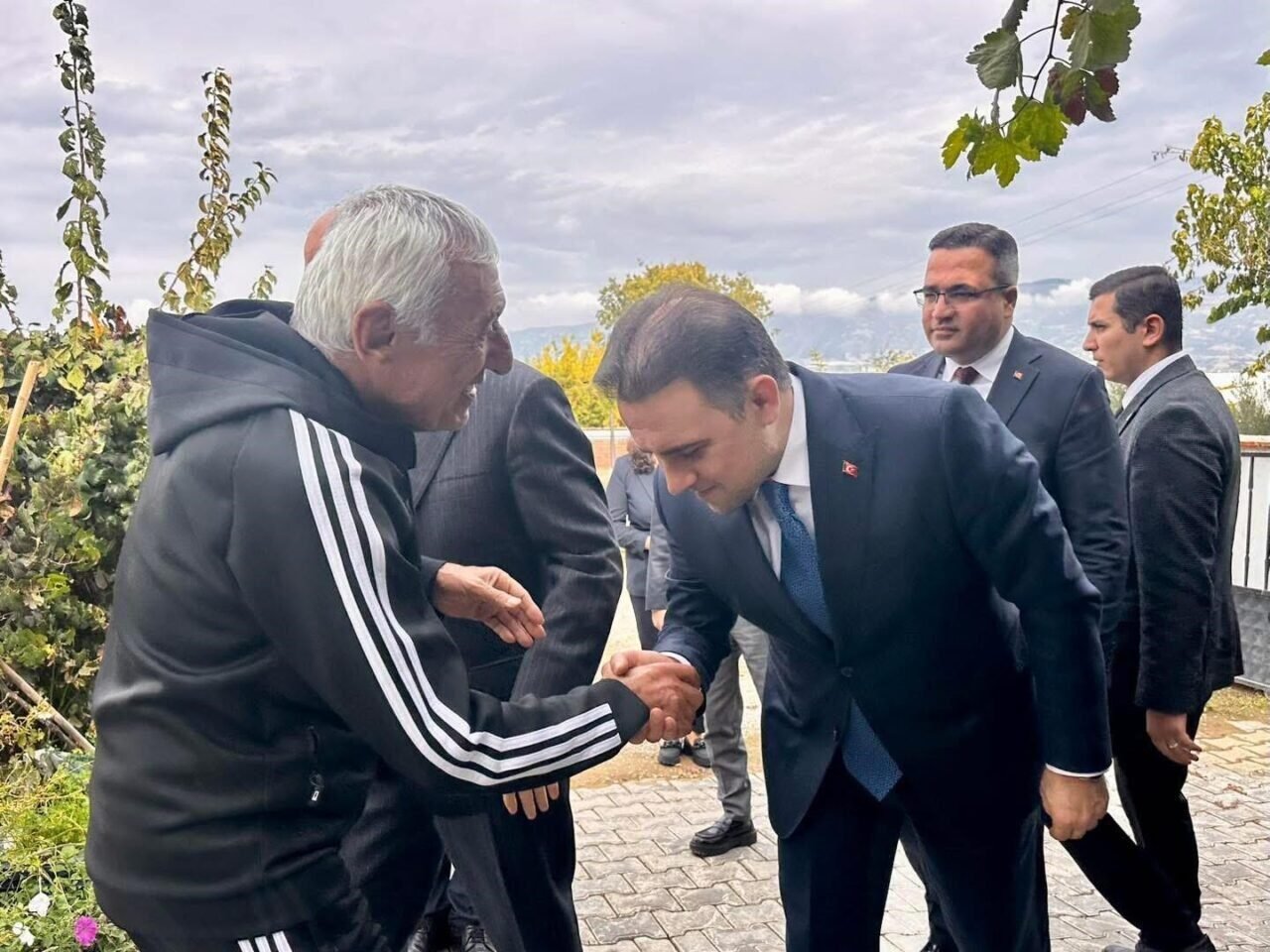 Vali Özkan ve beraberindekilerden şehit ailesine anlamlı ziyaret