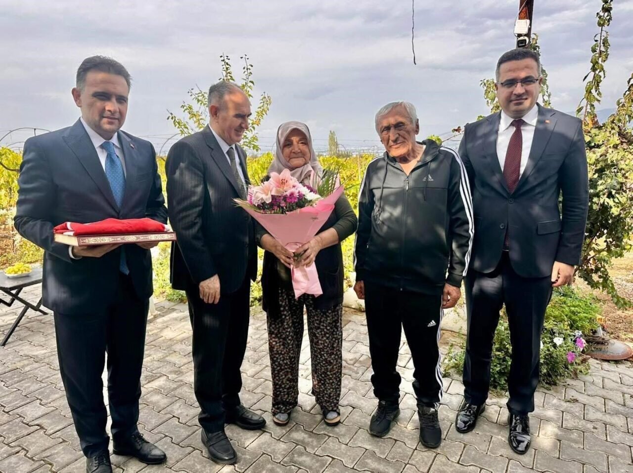 Vali Özkan ve beraberindekilerden şehit ailesine anlamlı ziyaret Vali Özkan ve beraberindekilerden şehit ailesine anlamlı ziyaret
