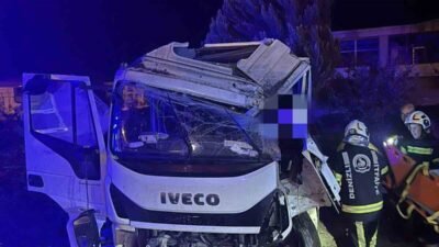 Denizli’de yağış nedeniyle kontrolü kaybeden kamyonet yoldan çıktı. Sürücüsü ağır