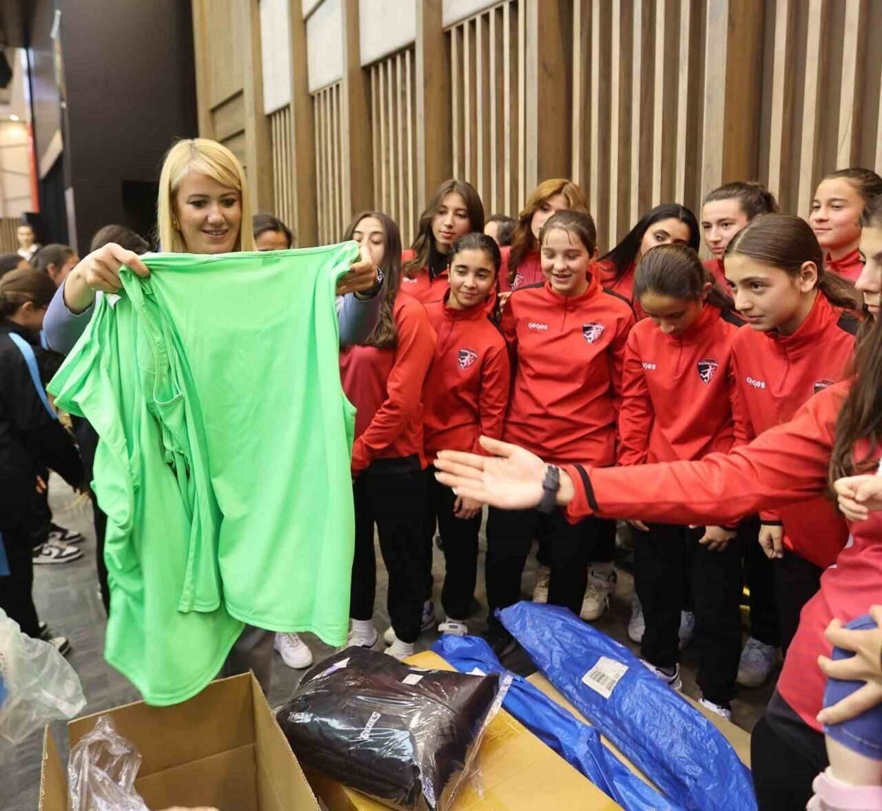 Yılmaz Vural amatör spor kulüplerine destek için Merkezefendi’de