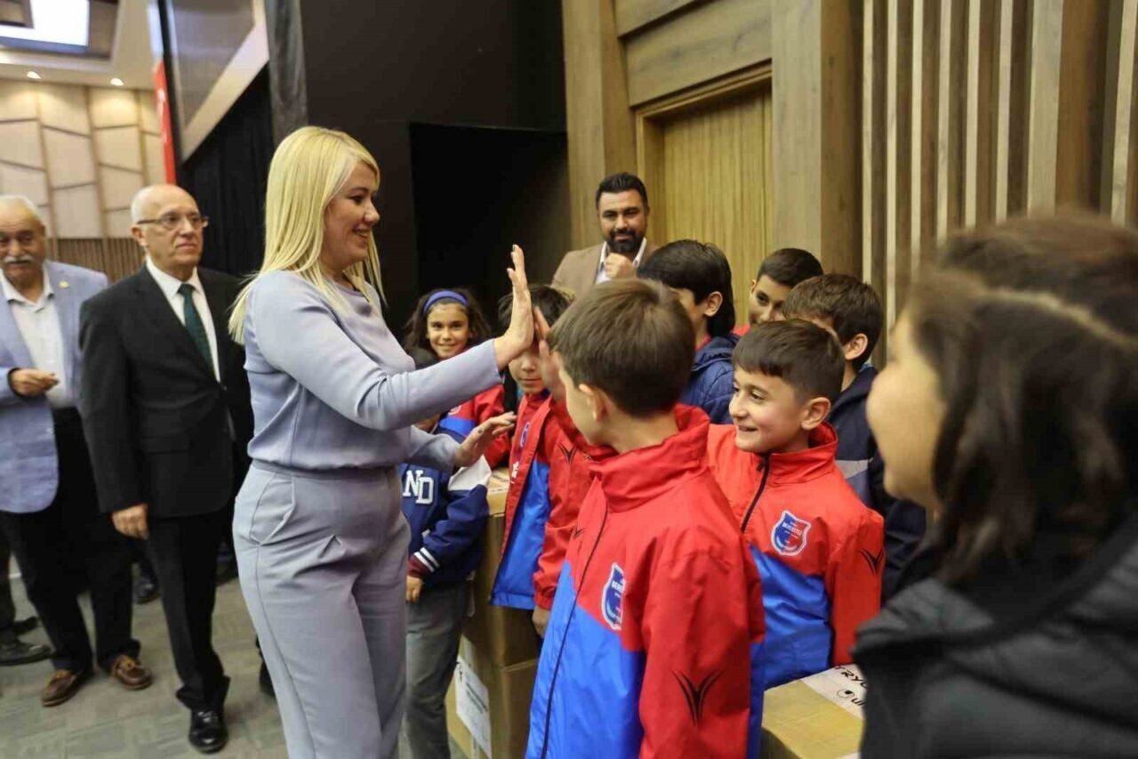Yılmaz Vural amatör spor kulüplerine destek için Merkezefendi’de