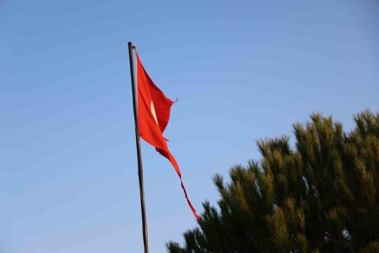 Yırtılan Türk bayrağı değiştirileceği günü bekliyor Yırtılan Türk bayrağı değiştirileceği günü bekliyor