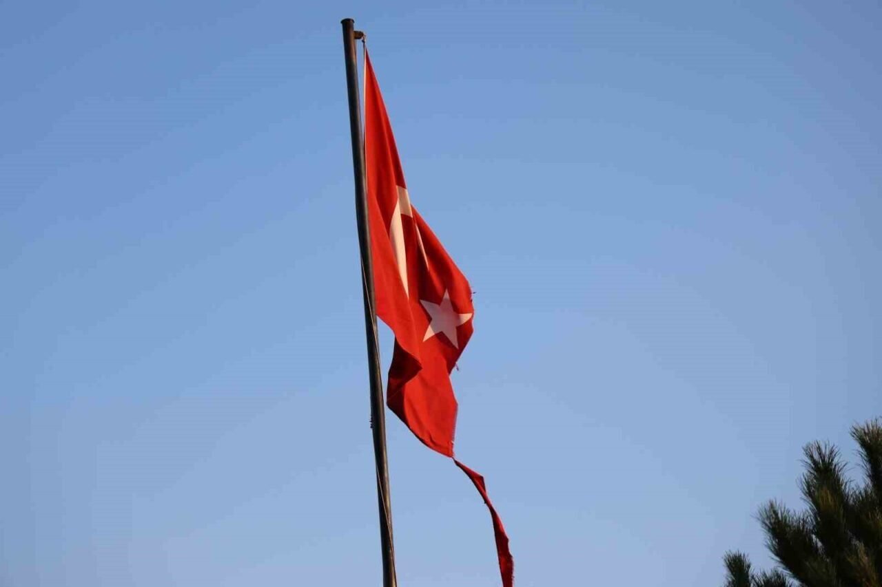 Yırtılan Türk bayrağı değiştirileceği günü bekliyor