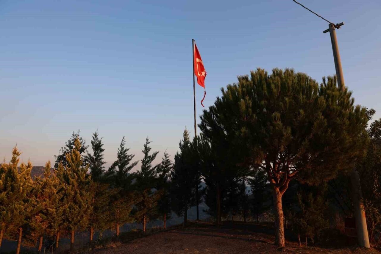 Yırtılan Türk bayrağı değiştirileceği günü bekliyor