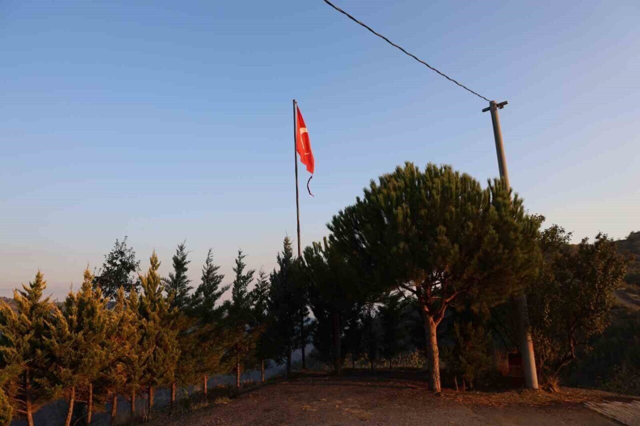 Yırtılan Türk bayrağı değiştirileceği günü bekliyor