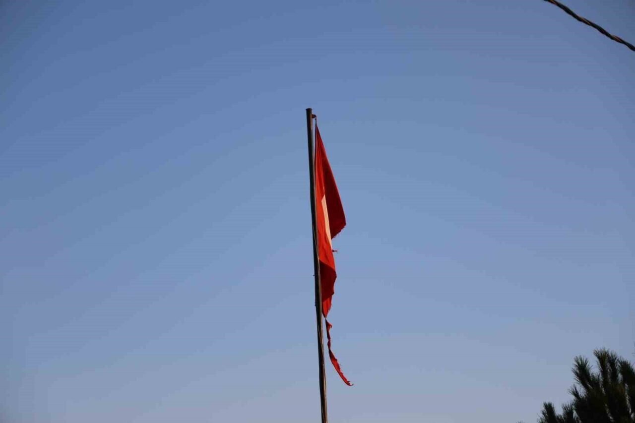 Yırtılan Türk bayrağı değiştirileceği günü bekliyor