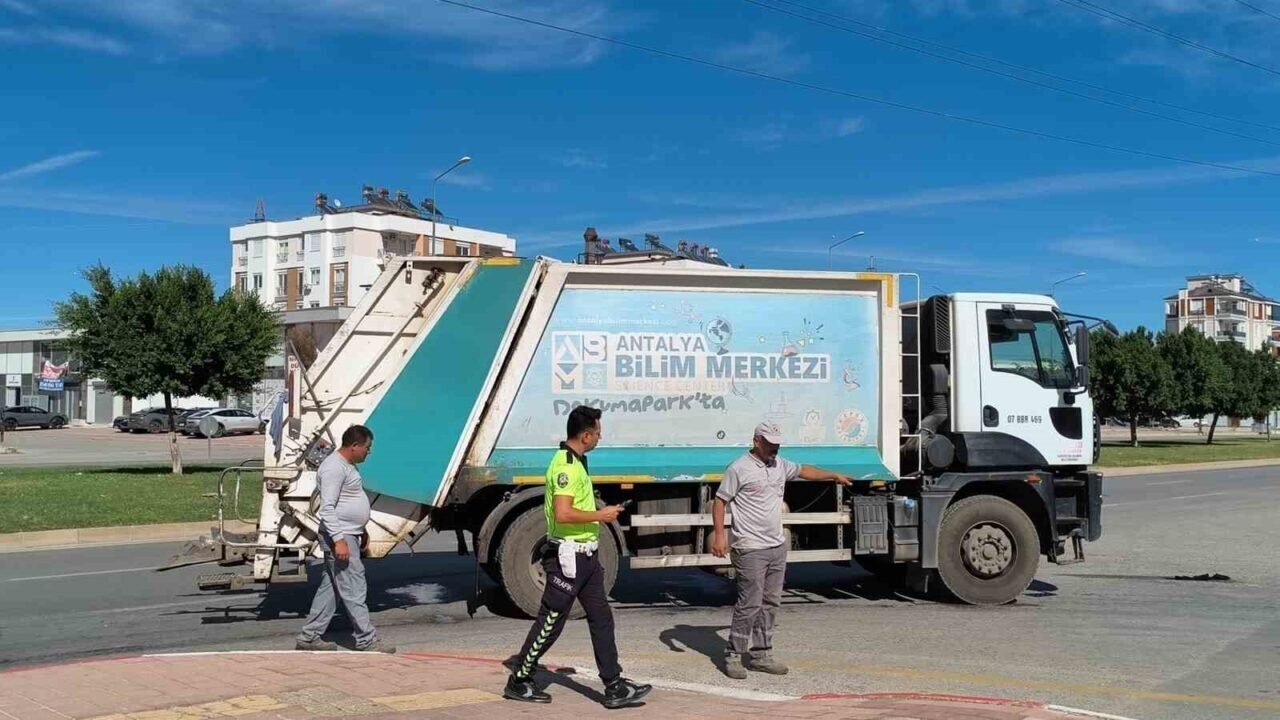 Yolun karşısına geçen yaya, çöp kamyonunu altında kaldı