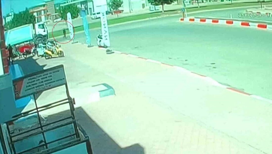 Antalya’da yolun karşısına geçen kadın, çöp topladıktan sonra hareket eden