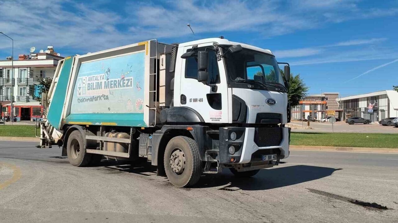 Yolun karşısına geçen yaya, çöp kamyonunu altında kaldı