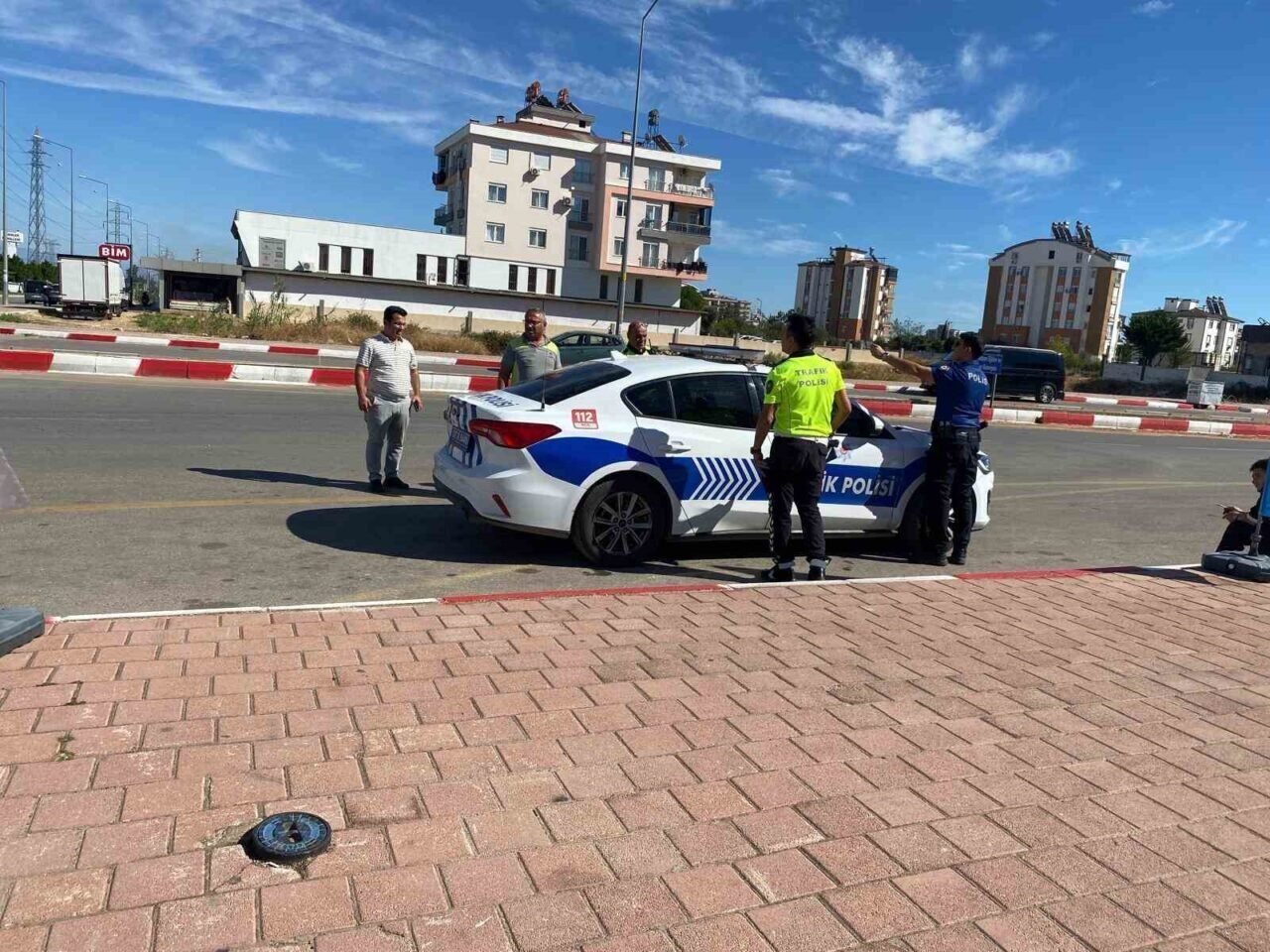 Yolun karşısına geçen yaya, çöp kamyonunu altında kaldı