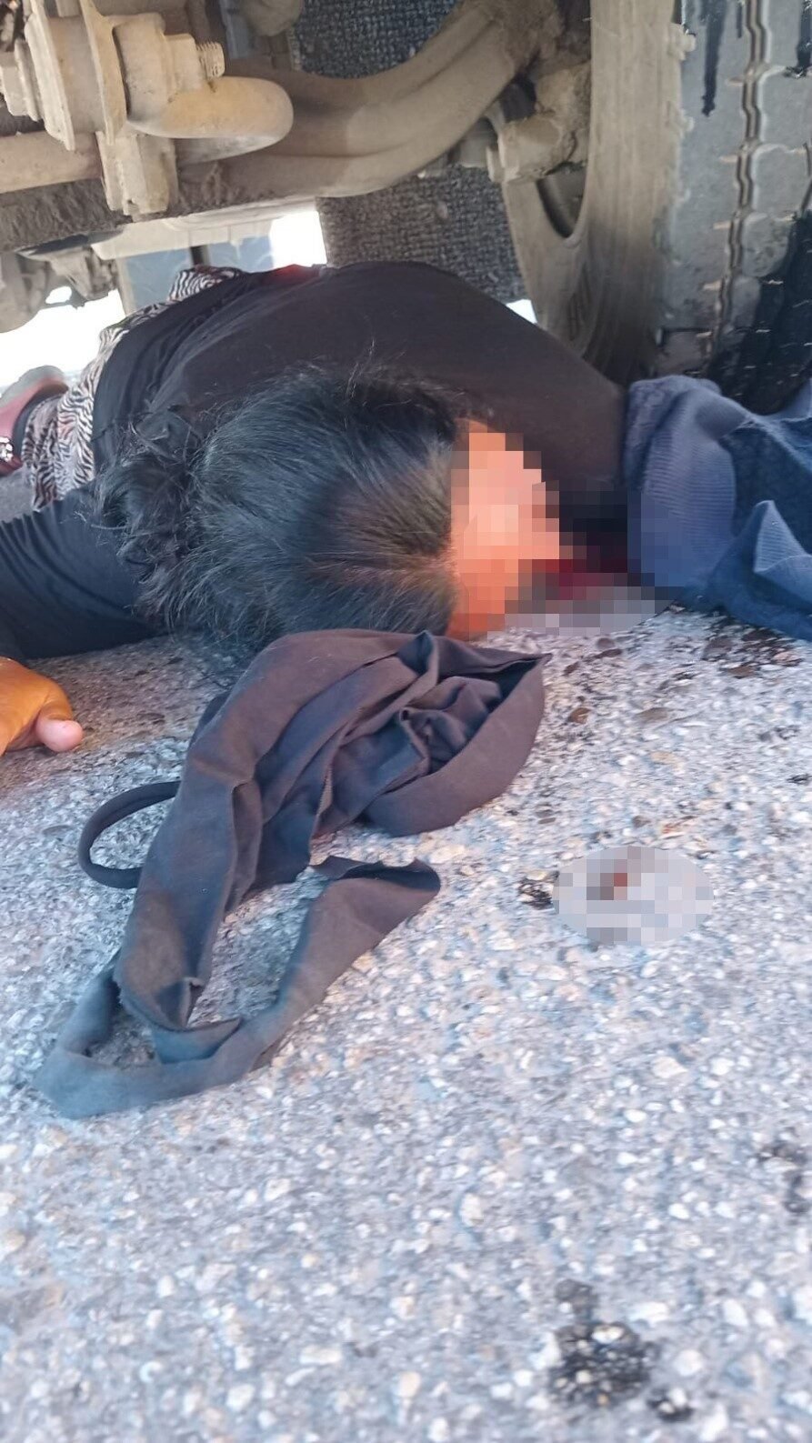 Yolun karşısına geçen yaya, çöp kamyonunu altında kaldı