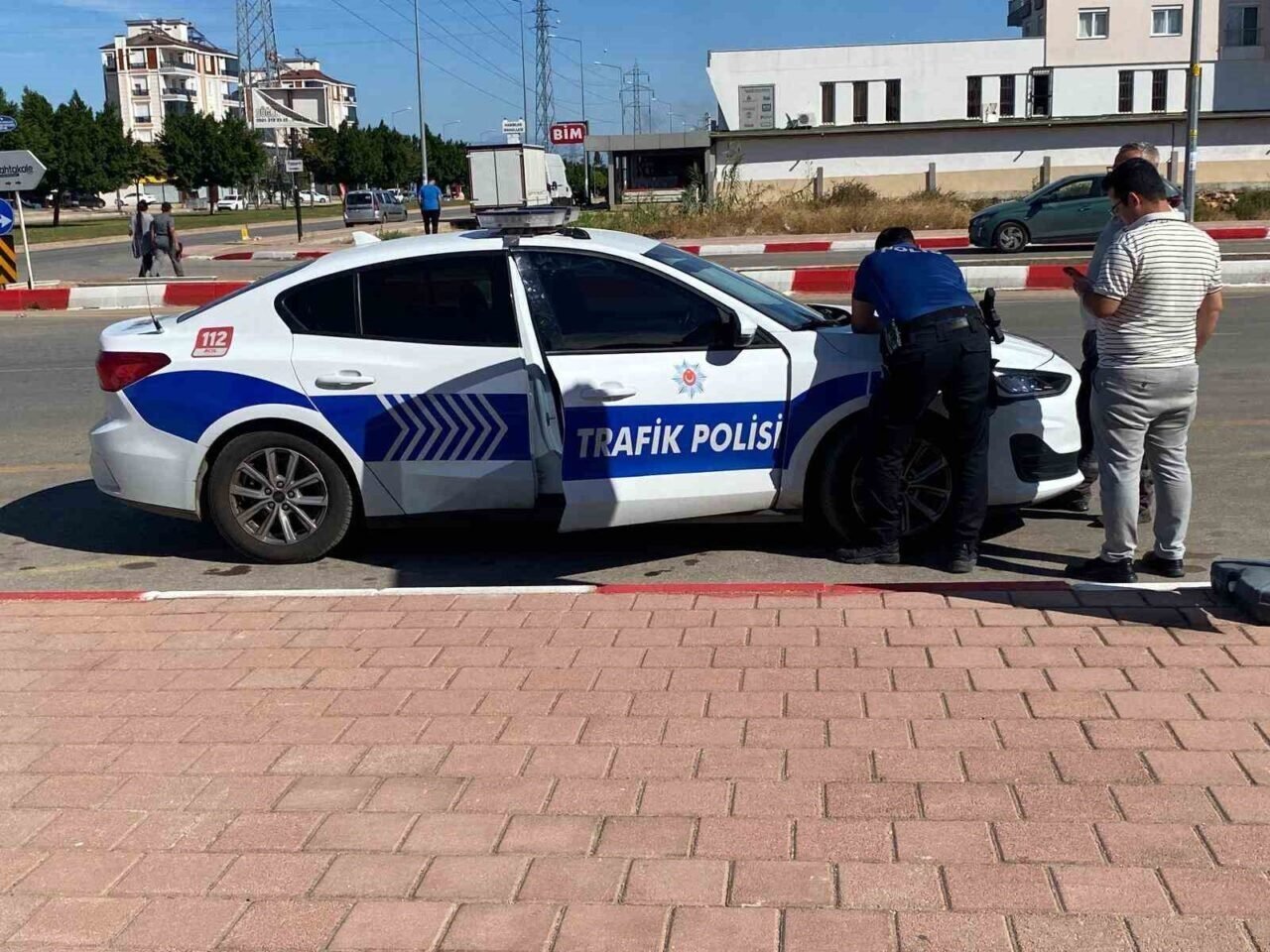 Yolun karşısına geçen yaya, çöp kamyonunu altında kaldı