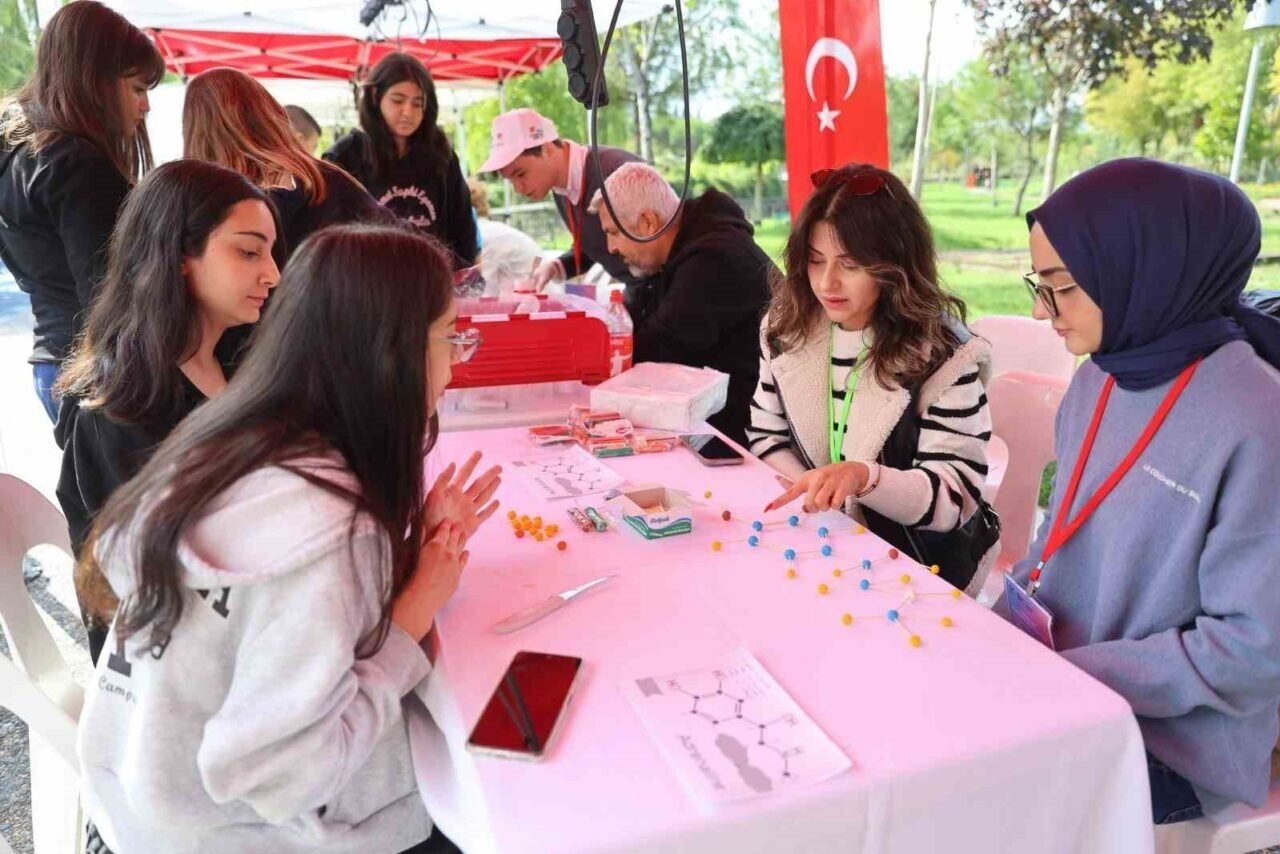 Yunusemre’de bilim şenliği başladı Yunusemre’de bilim şenliği başladı