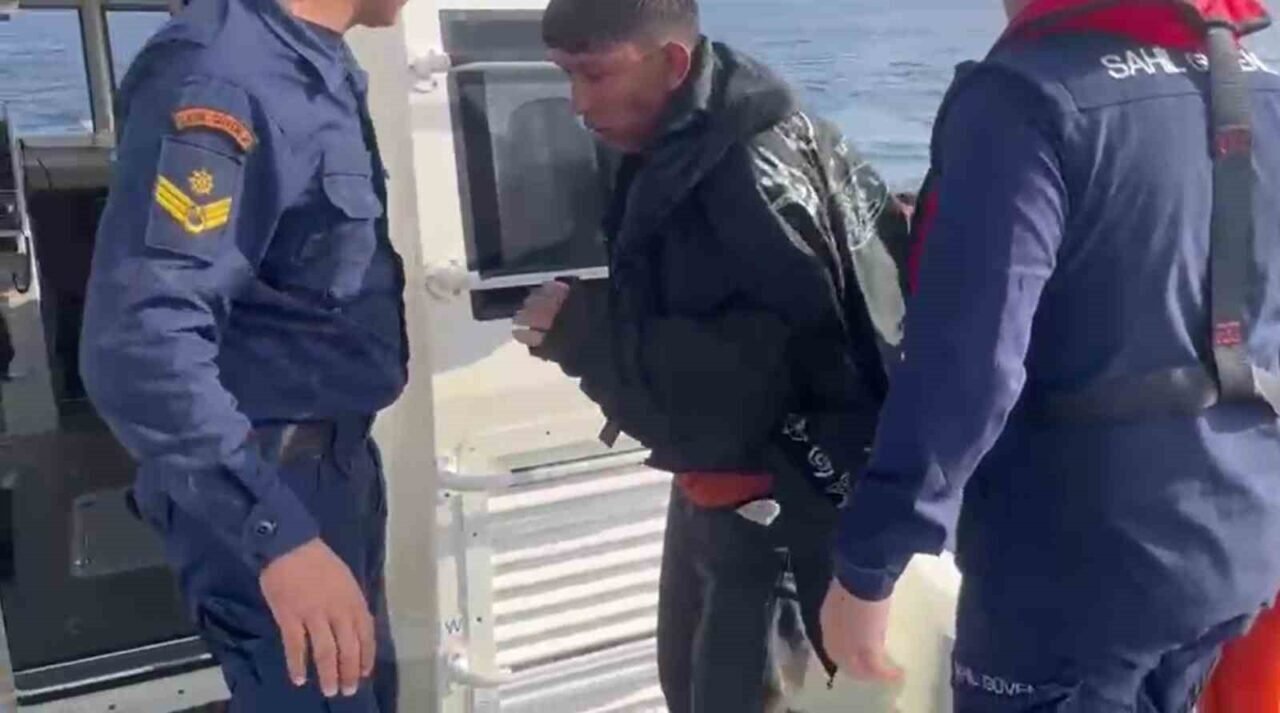 Yüzerek Yunanistan’a geçmeye çalıştı Yüzerek Yunanistan’a geçmeye çalıştı