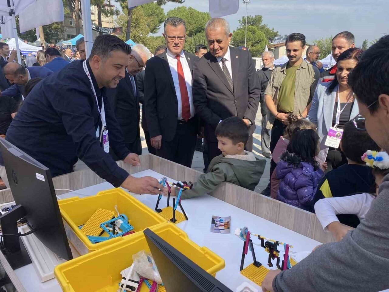 Zeybek oynayan robotlar Bilim Şenliği’nde ilgi topladı