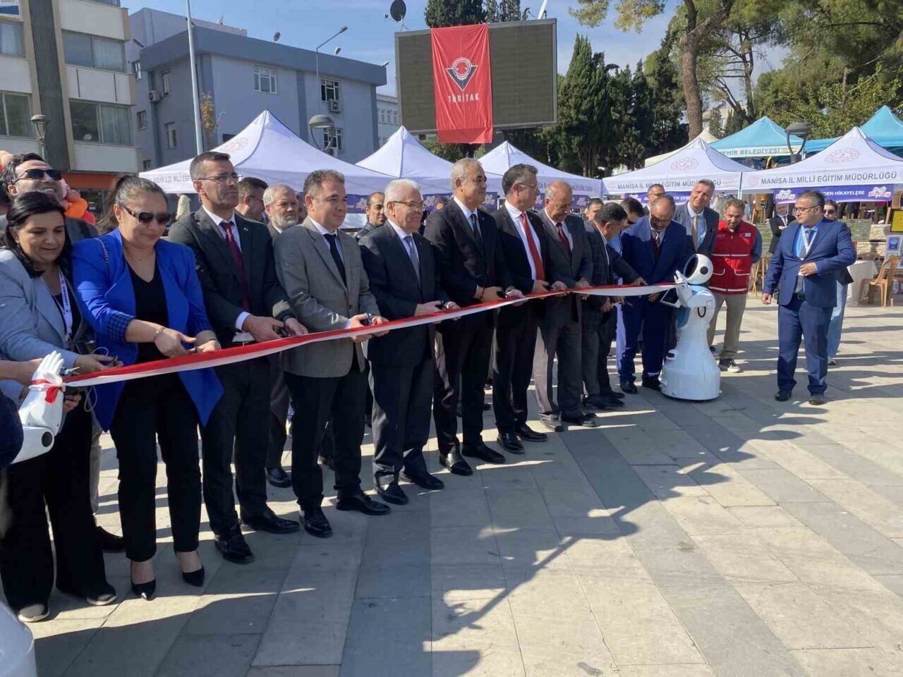 Zeybek oynayan robotlar Bilim Şenliği’nde ilgi topladı