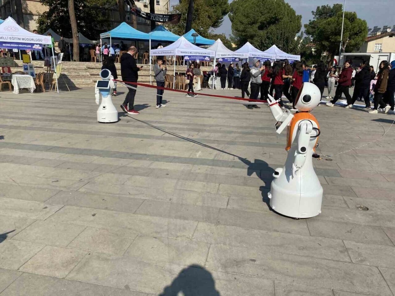Zeybek oynayan robotlar Bilim Şenliği’nde ilgi topladı